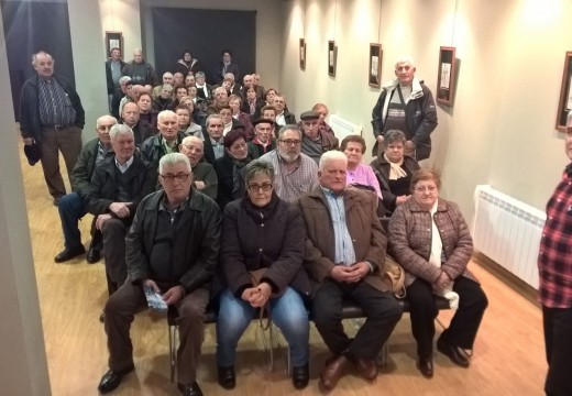 A Asociación de Pensionistas e Xubilados de Meira visitan o Museo do Traxe Juanjo Linares